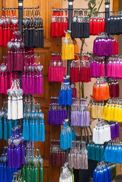 Παραδοσιακά διακοσμητική φούντα κατάστημα στα Σουκ του Μαρακές — Φωτογραφία Αρχείου