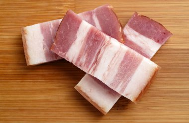 ahşap üzerine pastırma füme dilimlenmiş şeritler