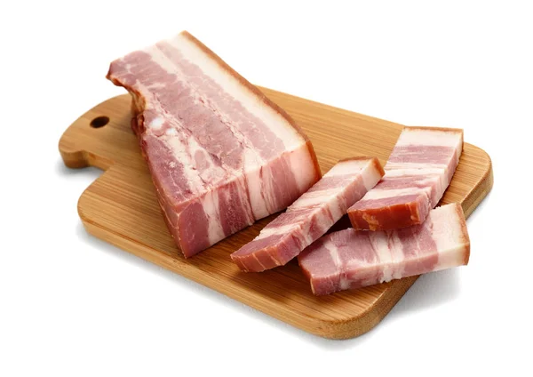 Pedaço de bacon fumado isolado — Fotografia de Stock