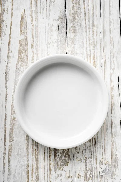 Белое блюдо на белом дереве — стоковое фото