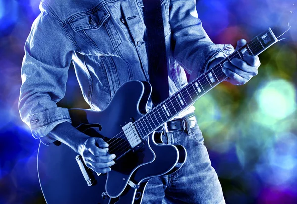 Rock guitarist playing on stage — Stock Photo, Image