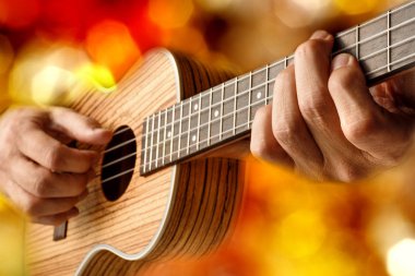 bir tenor ukulele oynarken