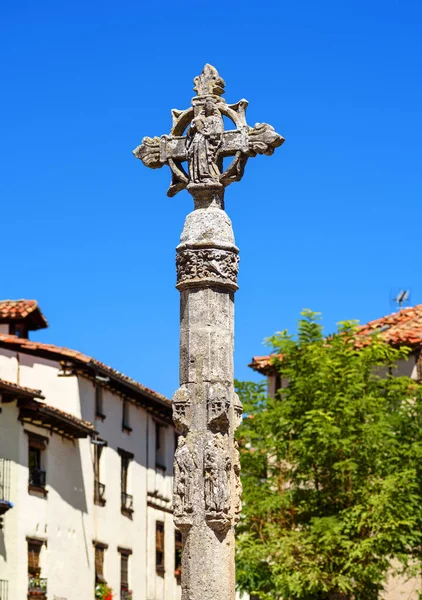 Старинный крест в деревне Эскарай, Испания — стоковое фото