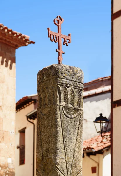 Catholic cross of Camino de Santiago, Covarrubias, Spain — Stock Photo, Image