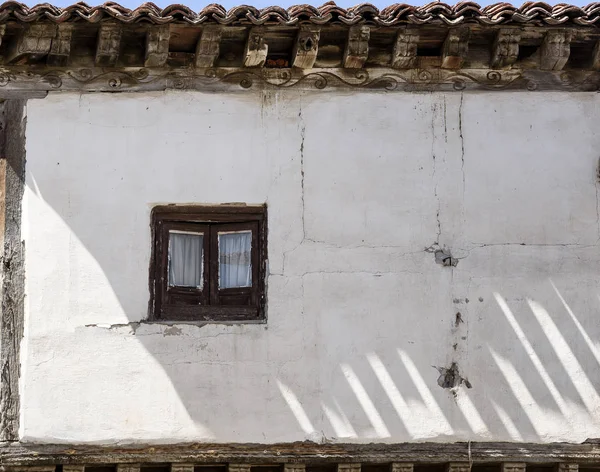 古い家の壁ウース小さな窓 — ストック写真