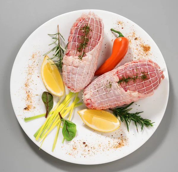 Raw stuffed chicken with veggies — Stock Photo, Image