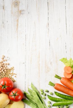 Beyaz masa görünümünde çeşitli sebzeler