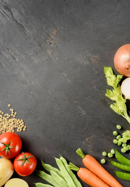 Gemüse auf schwarzer Schiefertafel, Draufsicht — Stockfoto