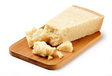 Bambu masasında parmesan.