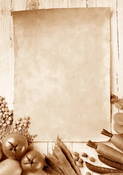 Sebzeli eski kağıt çarşaf beyaz masa, üst görünüm — Stok fotoğraf