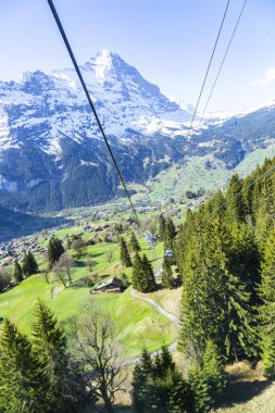 Teleferik ve kule küçükbir köyün dağ Alpler, kargo grindelwald ilk zirve İsviçre üzerinden üzerinden