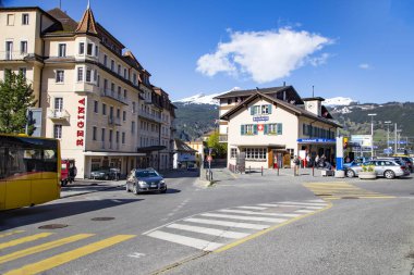 Grindelwald Berne, İsviçre - Nisan 24:Hotels ve dükkanlar ilk zirve teleferik, Nisan Grindelwald Tren İstasyonu'na giden yolda 24,2018, Bern, İsviçre. Oteller ve mağazalar geliyor