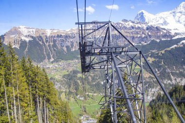 Teleferik istasyonuna ayağa kalkıp Dağı'na Lauterbrunnen Bern İsviçre gutschalp için
