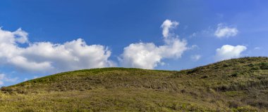 Yeşil dağ mavi gökyüzü ve arka plan beyaz bulut ile Panorama görünümünü