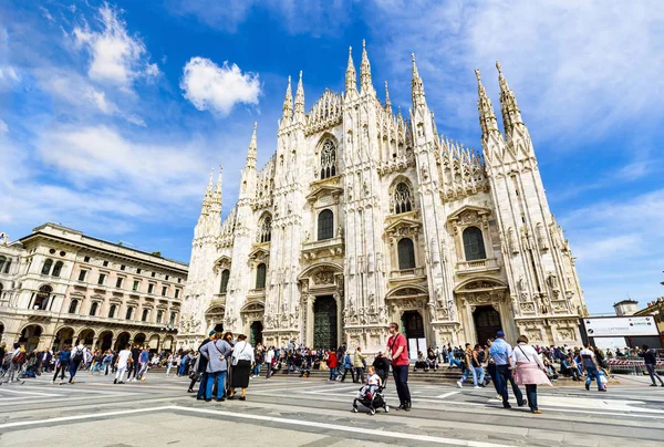 Milão Itália Abril Turistas Estão Relaxando Fornt Duomo Itália Com — Fotografia de Stock