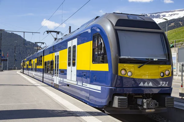 Grindelwald Berne Sviçre Nisan Blue Sarı Elektrikli Tramvay Durduruldu Bekliyor — Stok fotoğraf