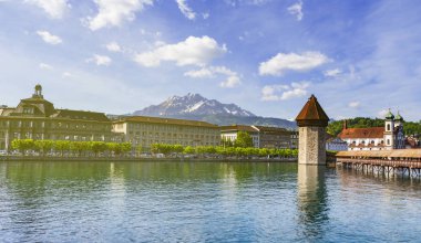 Chapel köprü mavi gökyüzü ve Luzern, İsviçre, Avrupa'nın bina vintage Luzern Gölü üzerinde bulunan meşhur mekanlar.