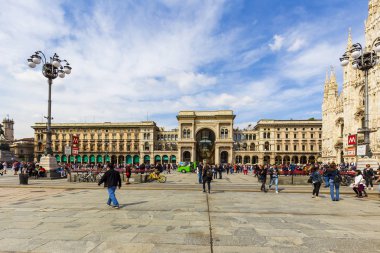 Milan, İtalya - 14:Tourists rahatlatıcı fornt Duomo İtalya mavi gökyüzü ve bulut, Nisan Nisan 14,2018, Milan, İtalya. İtalya Milano Duomo kilisesi