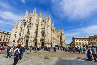 Milan, İtalya - 14:Tourists rahatlatıcı fornt Duomo İtalya mavi gökyüzü ve bulut, Nisan Nisan 14,2018, Milan, İtalya. İtalya Milano Duomo kilisesi