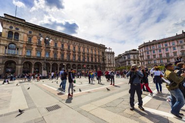Milan, İtalya - Nisan 14:Tourists ve fotoğrafçı içinde Duomo İtalya ' nın fornt rahatlatıcı Nisan 14,2018, Milan, İtalya. İtalya Milano Duomo kilisesi