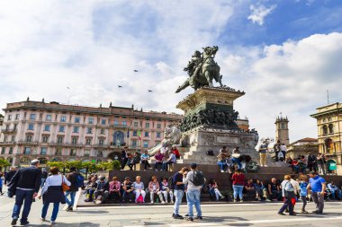 Milan, İtalya - 14:Tourists içinde Vittory Emanuele II anıt ve Duoma, fornt rahatlatıcı Nisan Nisan 14,2018, Milan, İtalya. Vittory Emanuele II Anıtı