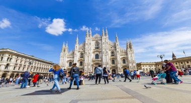 Milan, İtalya - 14:Tourists rahatlatıcı fornt Duomo İtalya mavi gökyüzü ve bulut, Nisan Nisan 14,2018, Milan, İtalya. İtalya Milano Duomo kilisesi