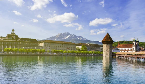 青い空とルツェルン スイス ヨーロッパのヴィンテージ湖ルツェルンのカペル橋の有名な場所 — ストック写真