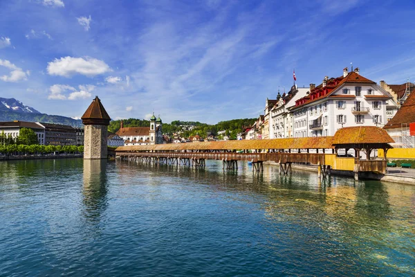 Kapel Jembatan Tempat Terkenal Danau Luzern Dengan Langit Biru Dan — Stok Foto