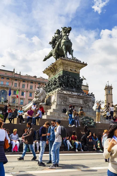 ミラノ イタリア Tourists Vittory エマヌエーレ 世記念碑と Duoma の前のリラックスしている 2018 ミラノ — ストック写真