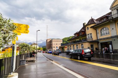 Spiez railway station yakınındaki binada yağmurlu bir gün