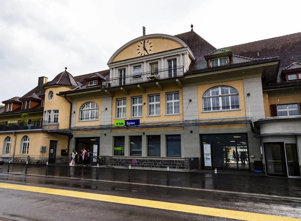 Spiez railway station yakınındaki binada yağmurlu bir gün