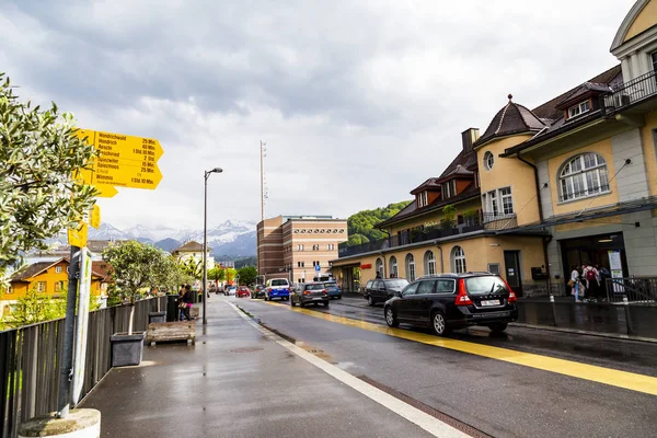 Spiez railway station yakınındaki binada yağmurlu bir gün
