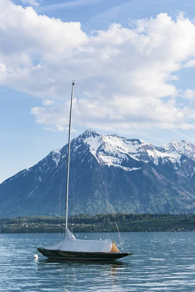 Yelkenli tekneler limanda, Alpler Dağı bahar sezonu lake Thun (Thunersee) infornt