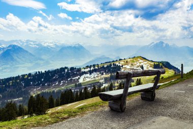 Ahşap Bank Rigi Kulm Luzern İsviçre Alplerin peyzaj manzaralı üzerinde kar dağ 