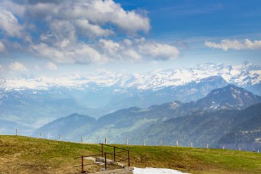 Rigi Kulm Luzern İsviçre Alpleri ile tepesinde kar dağ manzarası, gökyüzü, bulut ve göl