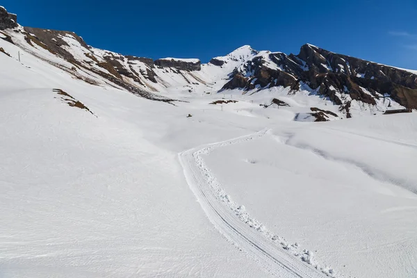 白い山ピークとアルプス スイス ヨーロッパ アルプスで青い空と雪の融雪 — ストック写真