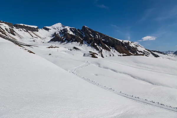 白い山ピークとアルプス スイス ヨーロッパ アルプスで青い空と雪の融雪 — ストック写真