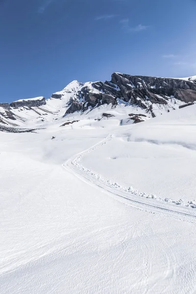 Белый Тающий Снег Горе Вершиной Голубым Небом Горах Apls Швейцарии Лицензионные Стоковые Фото