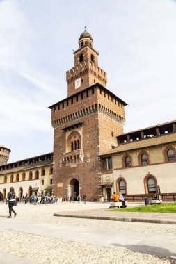 Milan, İtalya - 16 Nisan 2018: Sforza Kalesi (Castello Sforzesco) ana kapısı, Milano, İtalya kalesidir. 15. yüzyılda Francesco Sforza, Milano Dükü tarafından yaptırılmıştır