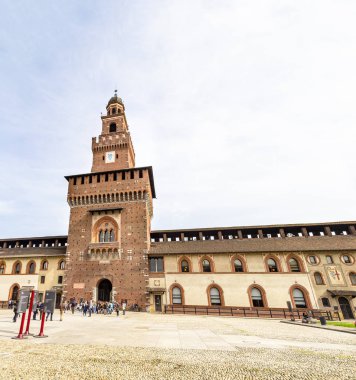 Milan, İtalya - 16 Nisan 2018: Sforza Kalesi (Castello Sforzesco) ana kapısı, Milano, İtalya kalesidir. 15. yüzyılda Francesco Sforza, Milano Dükü tarafından yaptırılmıştır
