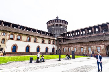 Milan, İtalya - 16 Nisan 2018: Panorama Sforza Kalesi (Castello Sforzesco), Milano, İtalya kalesidir. 15. yüzyılda Francesco Sforza, Milano Dükü tarafından yaptırılmıştır