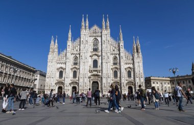 Milan, İtalya - 17:Tourists rahatlatıcı fornt Duomo İtalya mavi gökyüzü ve bulut, Nisan Nisan 17,2018, Milan, İtalya. İtalya Milano Duomo kilisesi