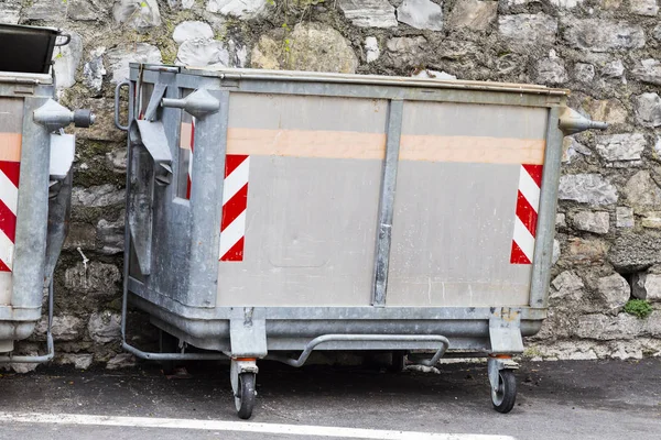 Dumpa Soptunna Gata Nära Concret Vägg För Avfall Europa — Stockfoto