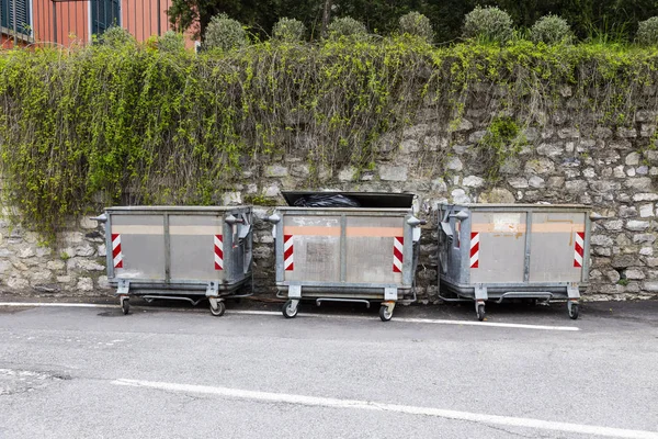 Verter Basura Calle Cerca Muro Hormigón Para Los Residuos Europa —  Fotos de Stock