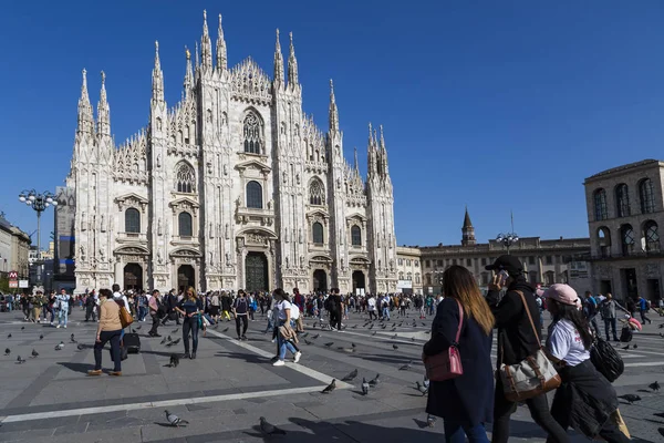 Tourists는 두오모 이탈리아 하늘과 Fornt에서 편안한 밀라노 이탈리아 2018 밀라노 — 스톡 사진