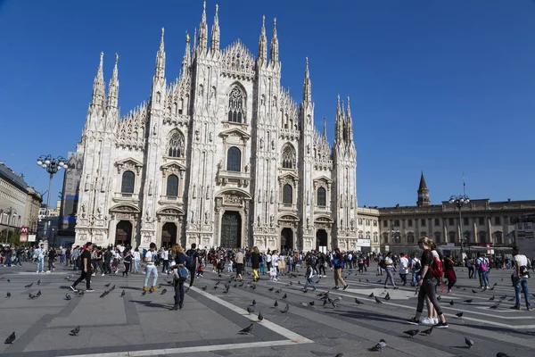 Milão Itália Abril Turistas Estão Relaxando Fornt Duomo Itália Com — Fotografia de Stock