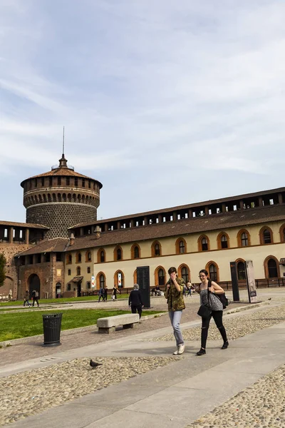 Milão Itália Abril 2018 Viajante Portão Frente Castelo Sforza Castello — Fotografia de Stock