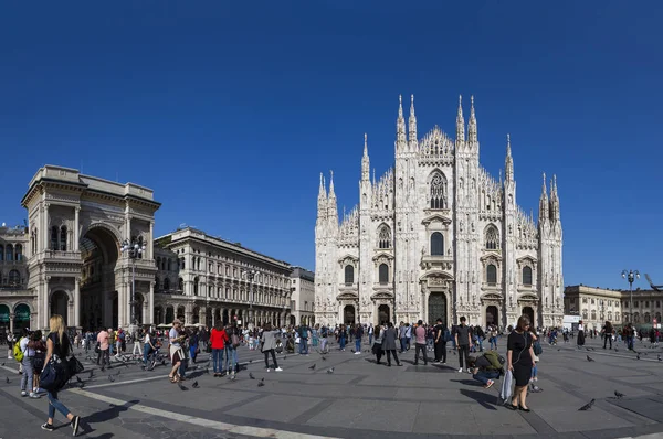 Милан Италия Апреля Туристы Отдыхают Домском Соборе Италии Голубым Небом — стоковое фото