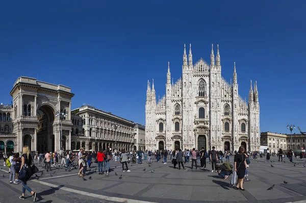 Mediolan Włochy Tourists Relaksujące Fornt Duomo Włoch Błękitne Niebo Chmura — Zdjęcie stockowe