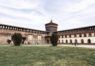 Sforza Kalesi (Castello Sforzesco) bir kalesidir, Milano, İtalya